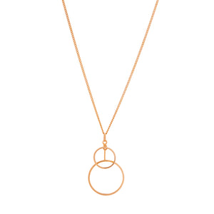 The 14K Solid Gold Geometric Intertwined Round Circles Necklace from the Harmony Collection showcases two elegantly linked circular pendants, delicately suspended from a fine chain and meticulously handcrafted using sustainable methods.