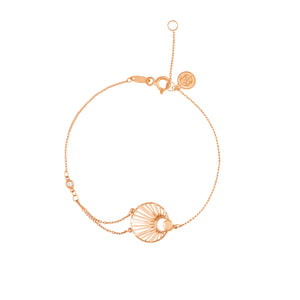 Introducing the 14K Solid Gold Sun Lab-Grown Diamond Chain Bracelet from the Helios Collection. This exquisite piece showcases a central open fan design adorned with a delicate small crescent moon and three round accents along the chain. It features an adjustable chain for a perfect custom fit, complemented by a small circular tag near the clasp. Designed to be hypoallergenic, it's ideal for those with sensitive skin.