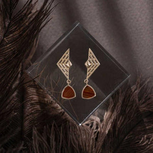 These elegant earrings from the Achates Collection are made of 14k solid gold and feature geometric designs. The pair includes diamond-shaped cutouts paired with dangling trapezoidal pendants, highlighted by natural agate and carnelian in orange and cream stripes, perfectly blending classic elegance with contemporary style.