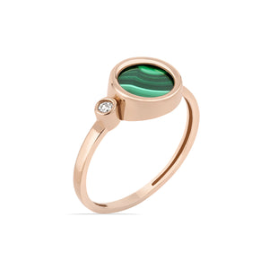 The 14K Solid Gold Malachite & Diamond Solitaire Ring from the Endless Collection features a round natural malachite stone paired with a lab-grown diamond accent on a sleek band.