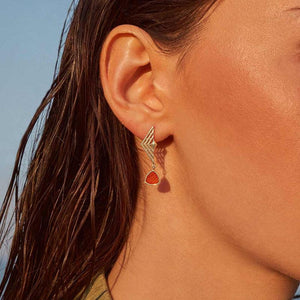 These elegant earrings from the Achates Collection are made of 14k solid gold and feature geometric designs. The pair includes diamond-shaped cutouts paired with dangling trapezoidal pendants, highlighted by natural agate and carnelian in orange and cream stripes, perfectly blending classic elegance with contemporary style.