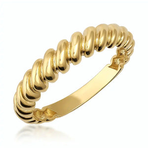 The 14K Solid Gold Braided Rope Chain, Chunky Twist Ring showcases a stunning twisted rope design, adorned with smooth, rounded loops along the band. Its polished interior reflects light beautifully, adding to its exquisite charm.