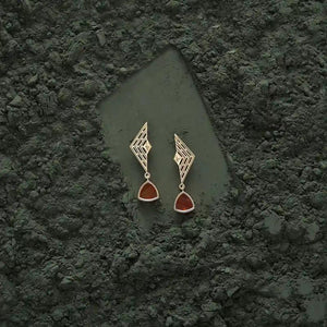 These elegant earrings from the Achates Collection are made of 14k solid gold and feature geometric designs. The pair includes diamond-shaped cutouts paired with dangling trapezoidal pendants, highlighted by natural agate and carnelian in orange and cream stripes, perfectly blending classic elegance with contemporary style.