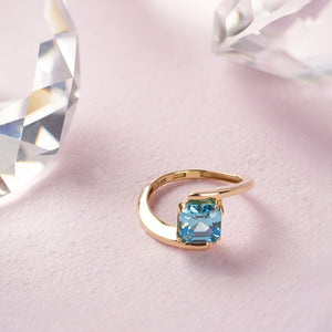 This 14K Solid Gold Aquamarine March Birthstone Solitaire Ring features an exquisite, square-cut aquamarine gemstone set in a prong setting. With its sparkling light blue hue and distinctive asymmetrical band design, this ring offers both elegance and uniqueness.