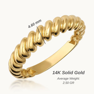 The 14K Solid Gold Braided Rope Chain, Chunky Twist Ring showcases a stunning twisted rope design, adorned with smooth, rounded loops along the band. Its polished interior reflects light beautifully, adding to its exquisite charm.