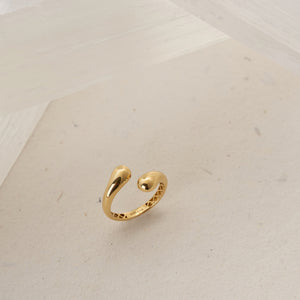 The 14K Solid Gold Dome Open Band is a sleek ring with smooth, rounded ends and an inner band adorned with a textured lattice pattern. Its polished finish enhances the modern design perfectly.