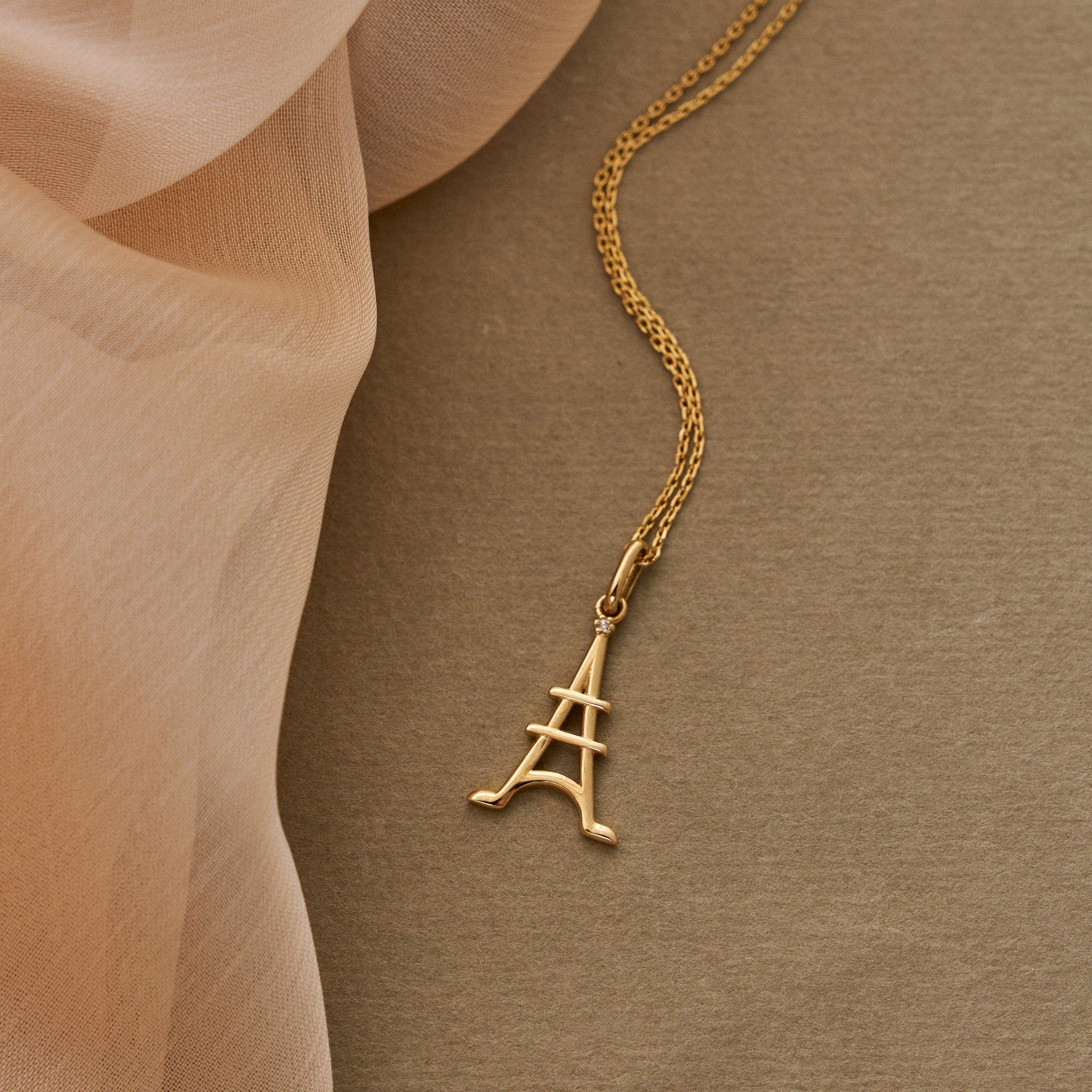 Collar con colgante minimalista de la Torre Eiffel en oro macizo de 14 quilates