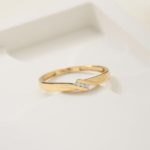 Glimpse the allure of the Natural Diamond 14K Solid Gold Minimal Ring for Women, featuring a sleek, twisted band design. Three vertically set natural diamonds at the center add a touch of sparkle to this elegant piece.