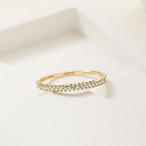 A 14K solid gold ring for women, featuring a single row of sparkling natural diamonds along the top, showcases an elegant and luxurious design.