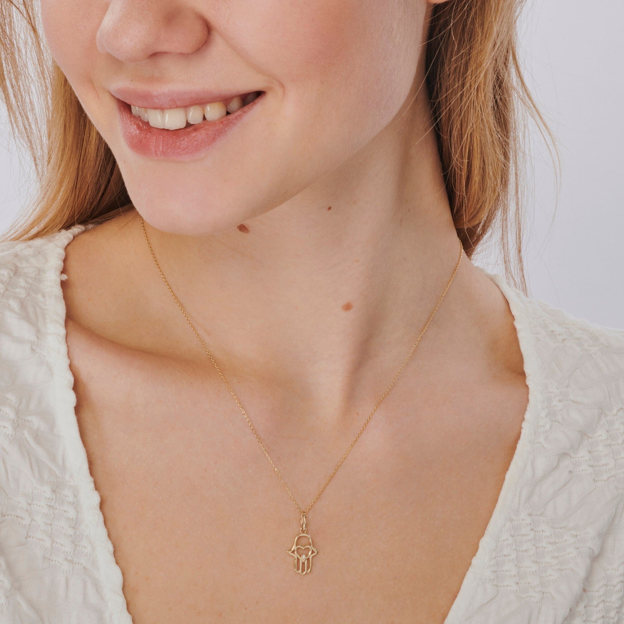 Collar con colgante de Hamsa en oro de 14 quilates