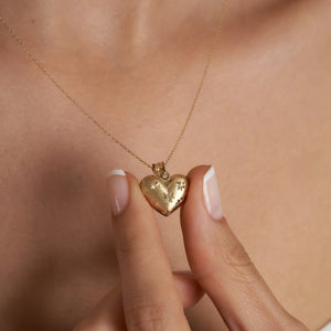 The 14K Gold 3D Puffy Heart Necklace with Stars from Runda Jewelry features a stunning heart design adorned with stars, elegantly hanging from a delicate chain, making it the perfect gift for her.