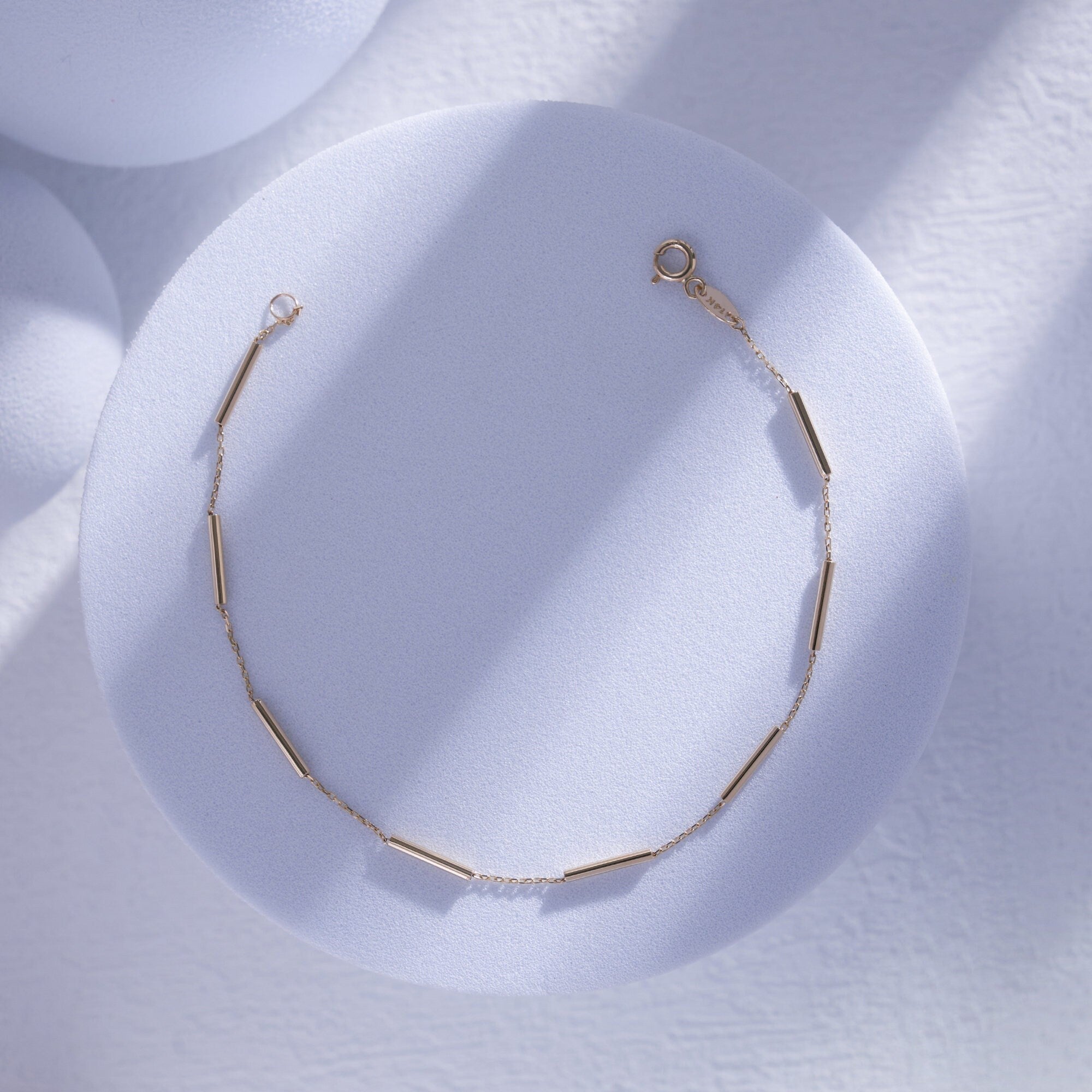 Pulsera de oro de 14 quilates con estación minimalista