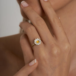 Explore an ideal jewelry gift for her: the 14K Gold Daisy Ring, featuring delicate white petals and a vibrant yellow center. This stunning ring reflects nature's beauty with timeless elegance.