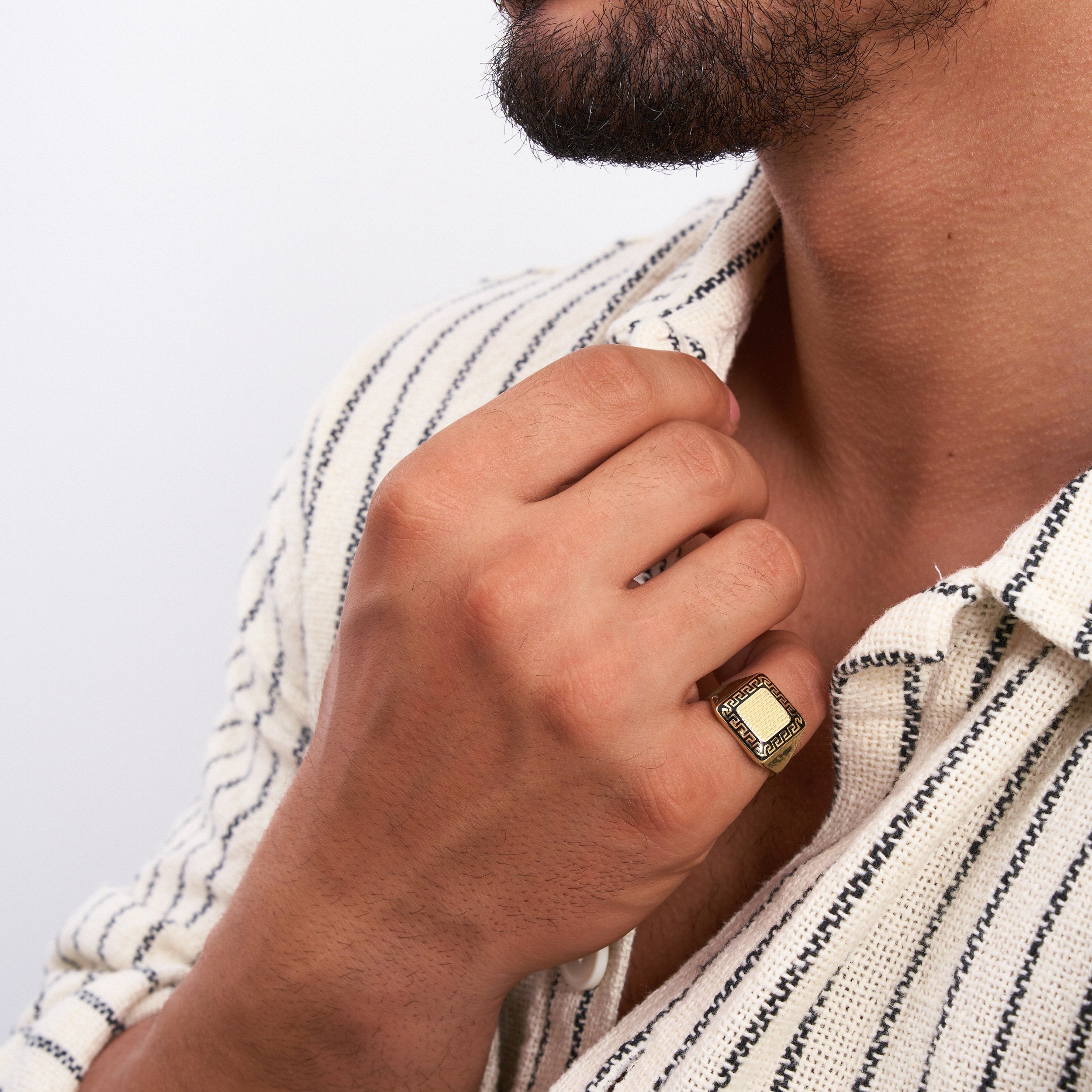 Anillo con sello griego de oro de 14 quilates con esmalte negro cuadrado para hombre