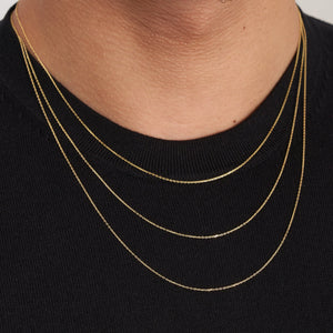 Close-up of the 14K Solid Gold Cable Link Chain Necklace for Men, featuring a lobster clasp. The finely detailed loops and diamond cut showcase its elegant design and polished metal finish.